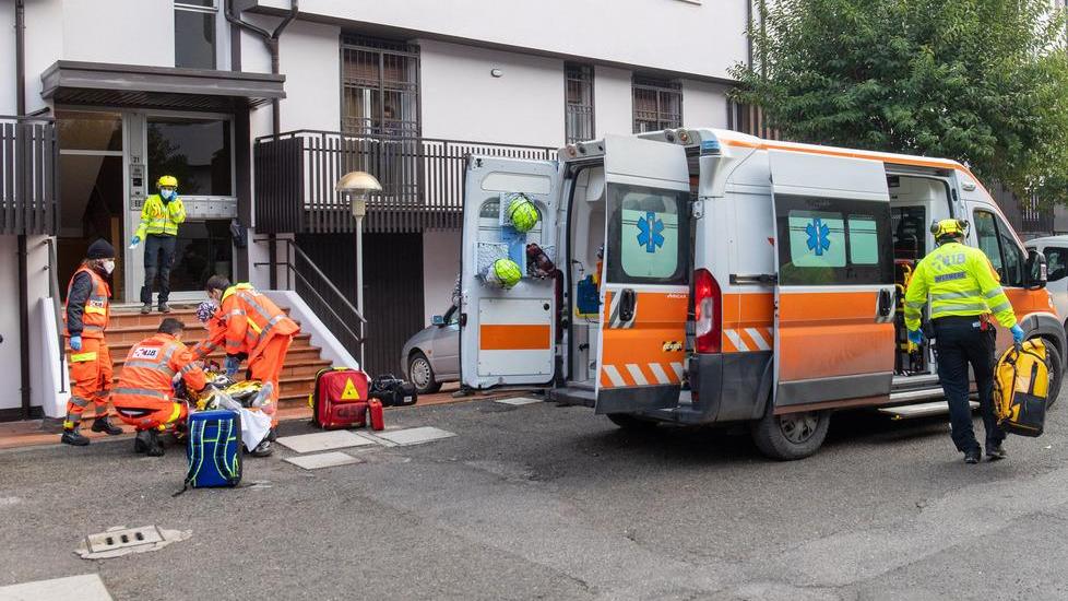 Cade al lavoro e batte la testa Grave un operaio di 42 anni