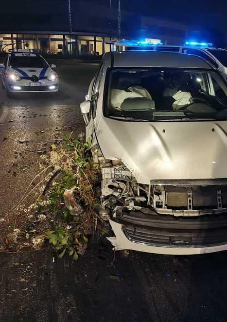 Tampona un autobus e finisce nella rotatoria