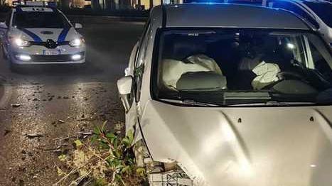 Tampona un autobus e finisce nella rotatoria