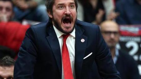 Le bestemmie di Pozzecco in diretta europea Il coach: «Ho sbagliato, non succederà più»