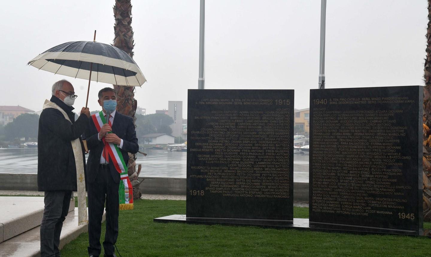 Inaugurato il monumento ai caduti sul lungomare Cossiga - La Nuova Sardegna