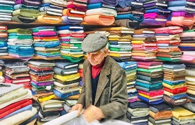 Il primato di zio Tonino: da 82 anni a vendere stoffe 