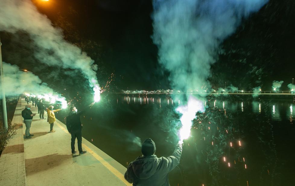 Spiagge, Europa e concessioni: la protesta accende le fiaccole a Porto Garibaldi