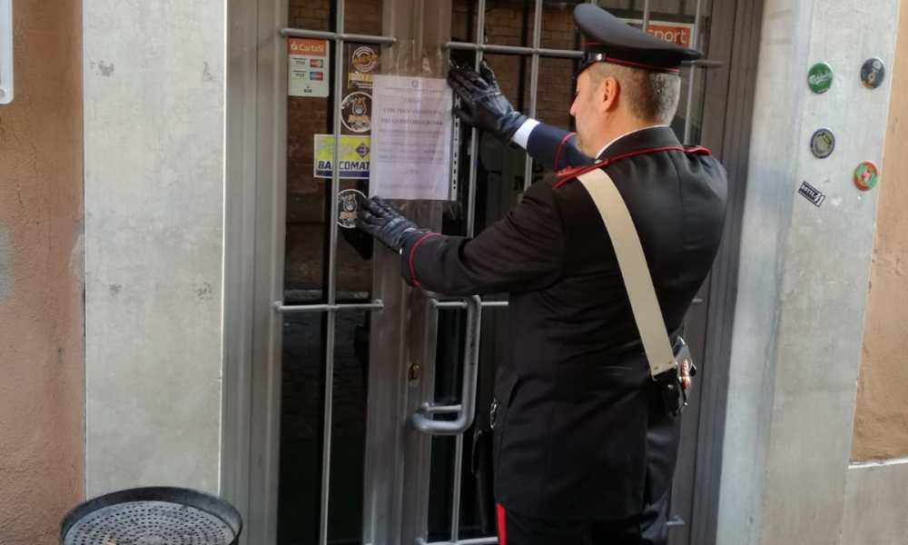 I carabinieri appongono i sigilli al locale di via Marianna Nistri