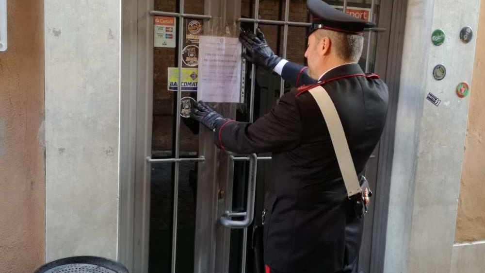 I carabinieri appongono i sigilli al locale di via Marianna Nistri