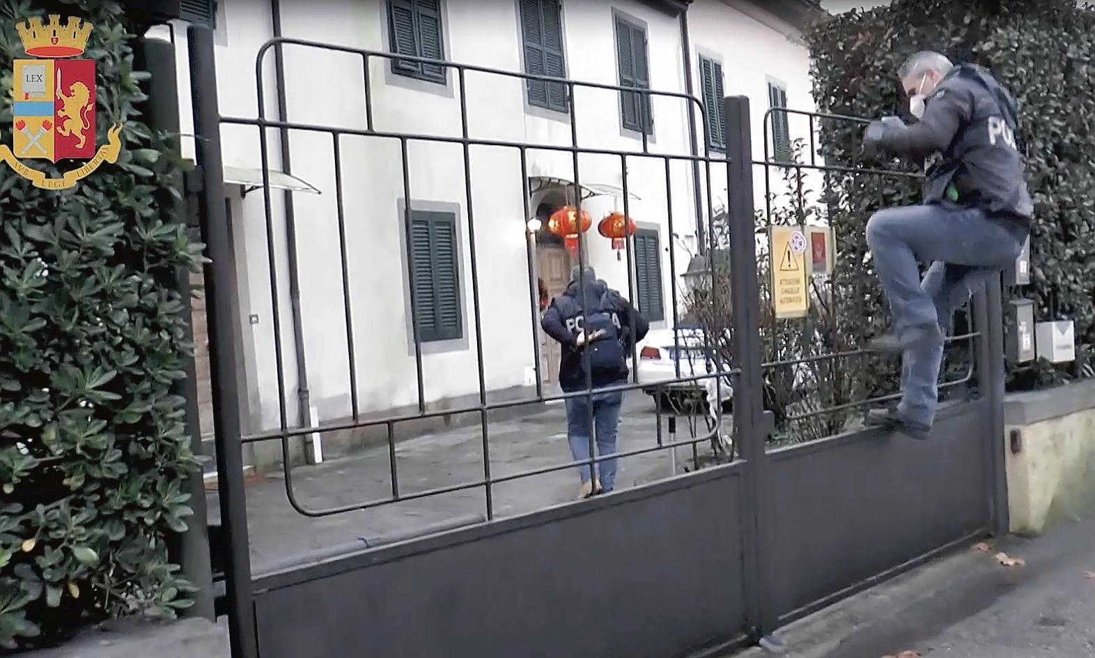 Pubblicizzavano le ragazze sul web e le facevano prostituire in case in affitto