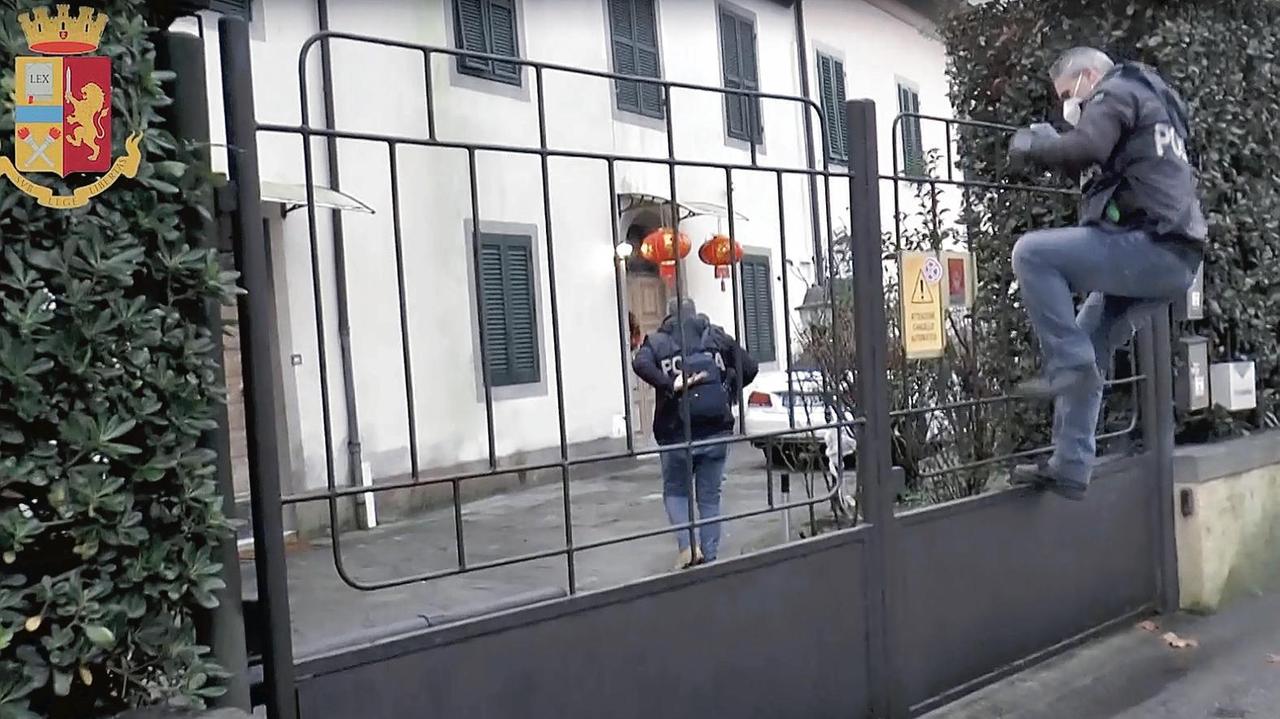 Pubblicizzavano le ragazze sul web e le facevano prostituire in case in affitto