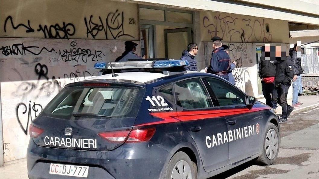 Una pattuglia dei carabinieri in piazza Attias (foto d'archivio)