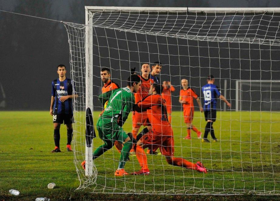 Lo scontro con il fallo giudicato e punito con calcio di rigore