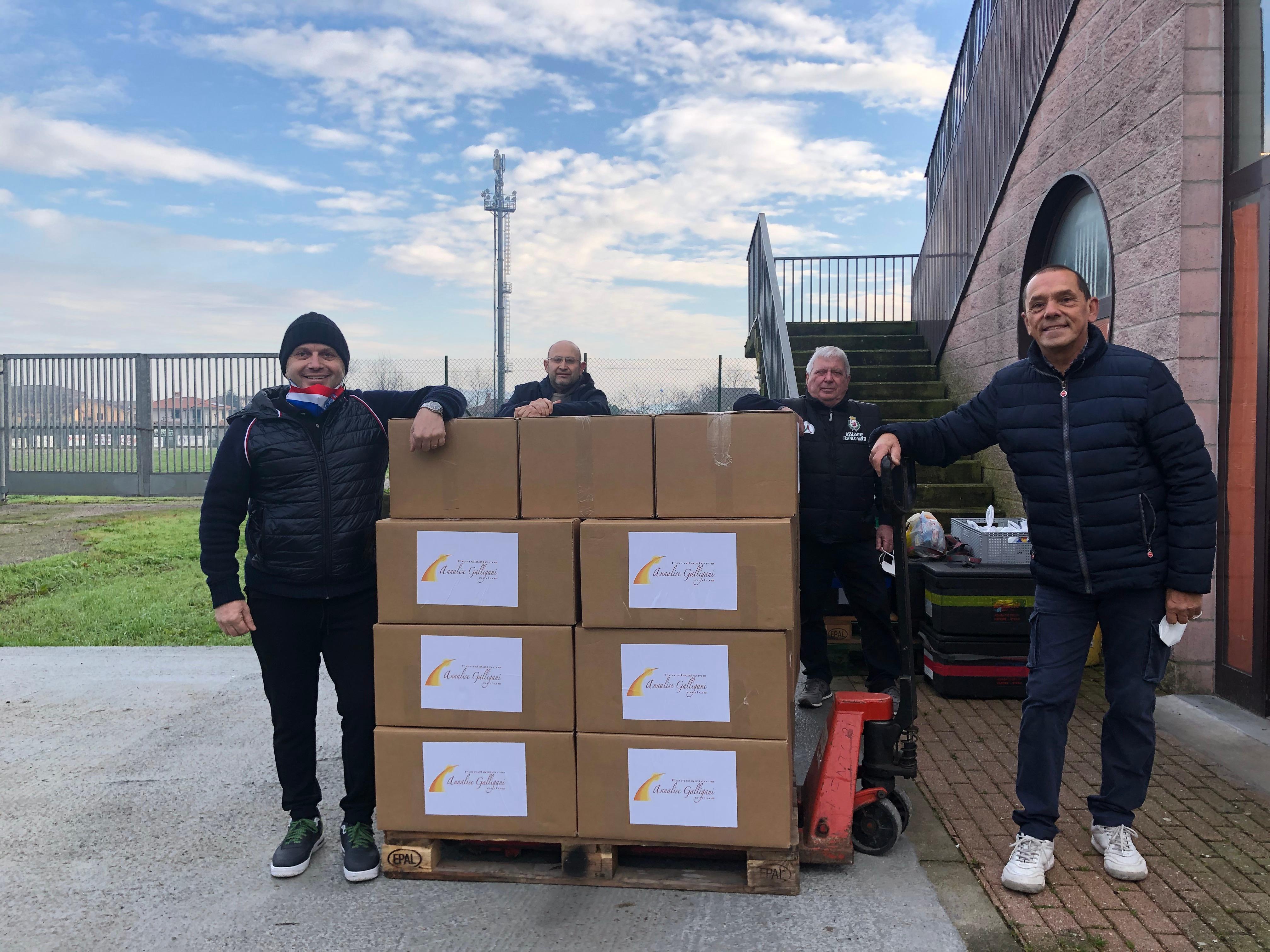 I pacchi consegnati dalla fondazione Annalise Galligani onlus al comune di Ponte Buggianese