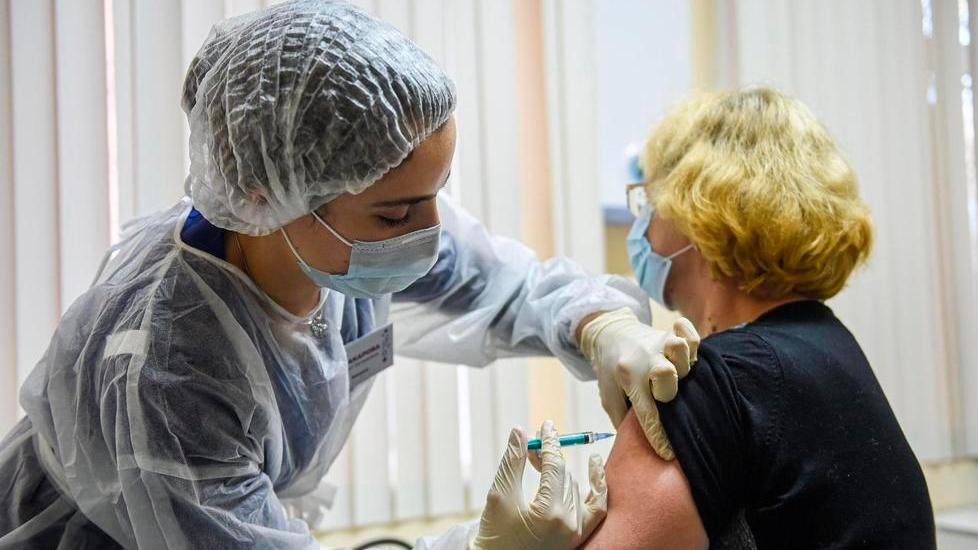 Il dottor Taccola pubblica la tac di un polmone col virus: «I no-vax ci offendono»