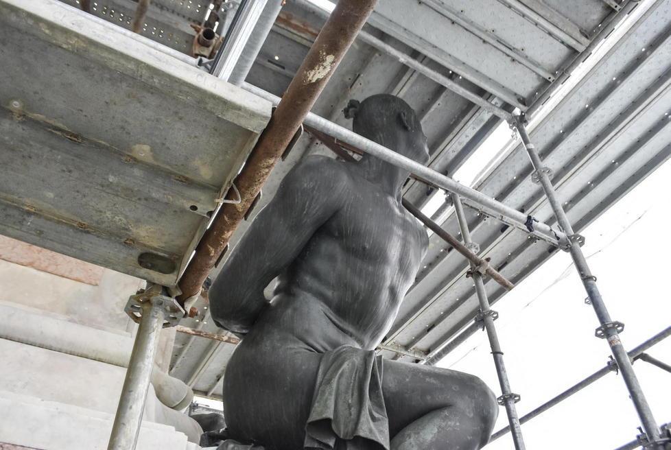 Quattro Mori, parte il restauro dalle statue fino al basamento 