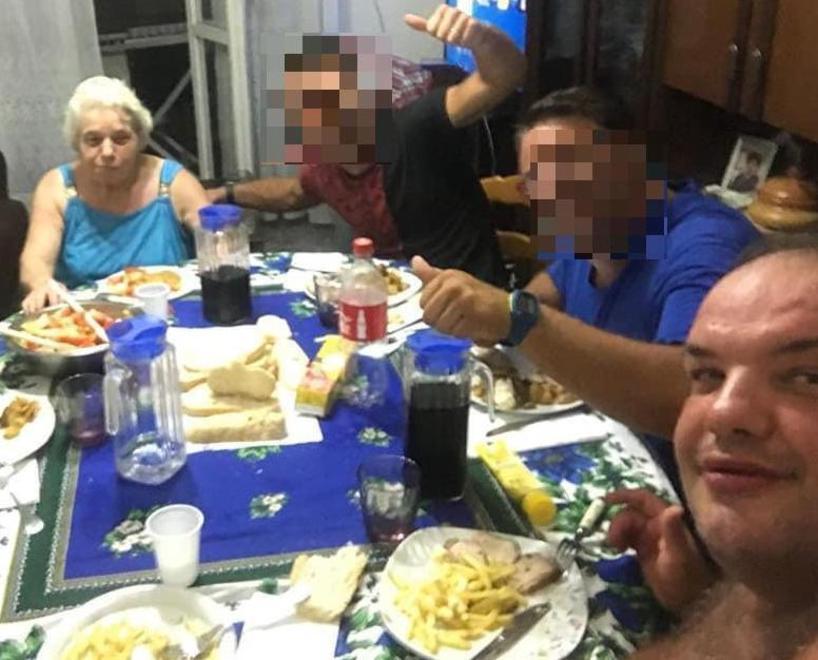 A sinistra la donna in una foto di gruppo a casa con il figlio (a destra)