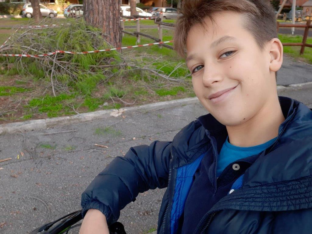 A 12 anni, chiama i vigili del fuoco per i rami pericolanti
