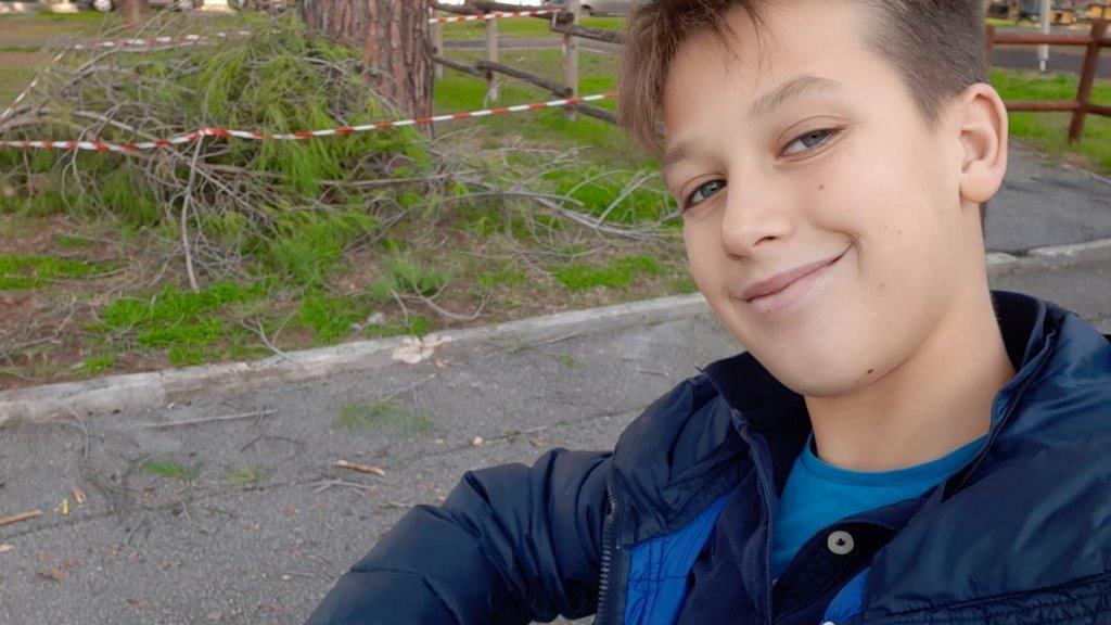 A 12 anni, chiama i vigili del fuoco per i rami pericolanti