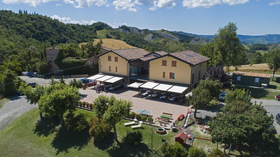 Cenano in otto e non pagano: «Sappiamo chi siete: saldate» 