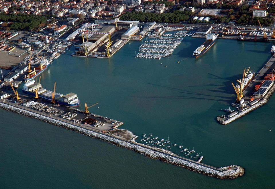I Paladini ripetono: «Mai l’ampliamento del porto di Carrara» 