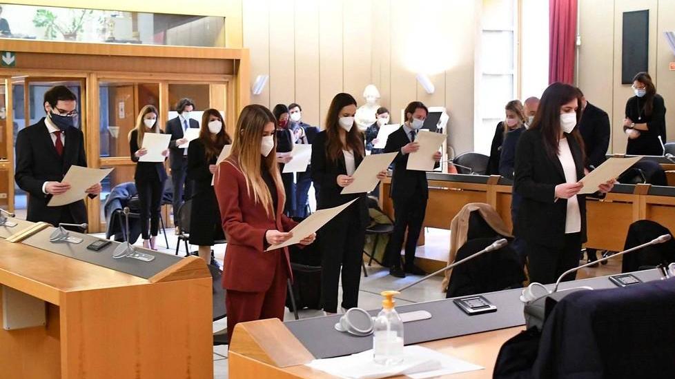 Massa-Carrara, venti nuovi medici giurano a Ippocrate poi subito in trincea «Ci vuole coraggio»