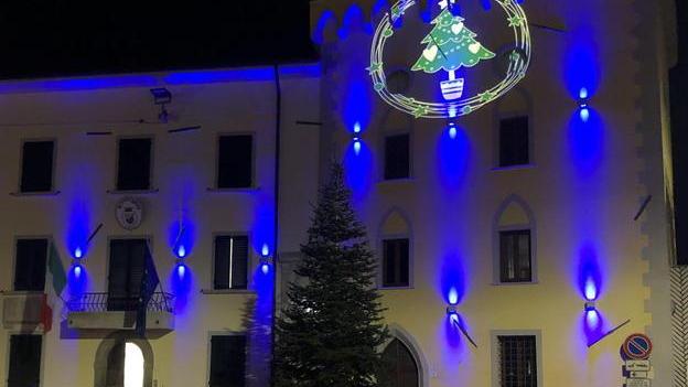 Il palazzo comunale adesso illumina tutto il centro storico