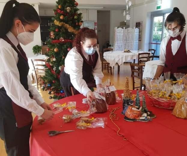 Gli studenti cucinano biscotti e pandori e li donano agli operatori che combattono il Covid