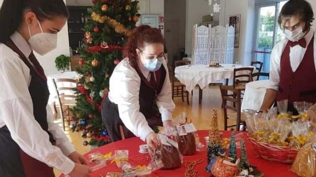 Gli studenti cucinano biscotti e pandori e li donano agli operatori che combattono il Covid