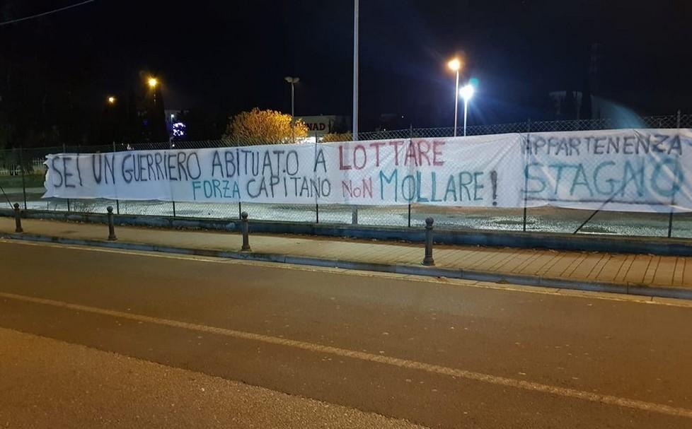 Striscione per il capitano: Samu non mollare