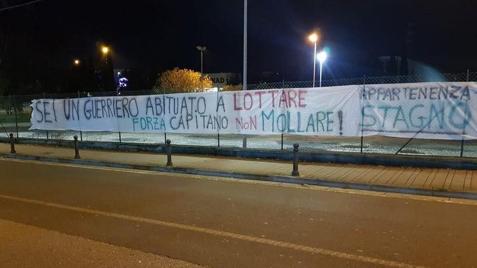 Striscione per il capitano: Samu non mollare