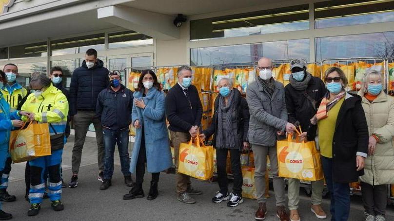 I supermercati Conad donano 150 pacchi alimentari ai poveri