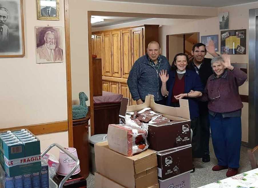 Gli esodati reggiani consegnano cibo e beni alla Casa della carità