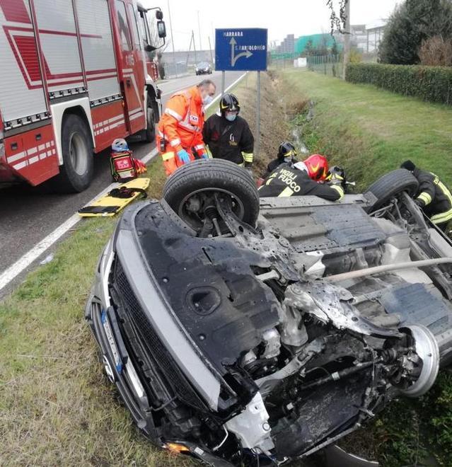 Si ribalta con l’auto e rimane incastrata