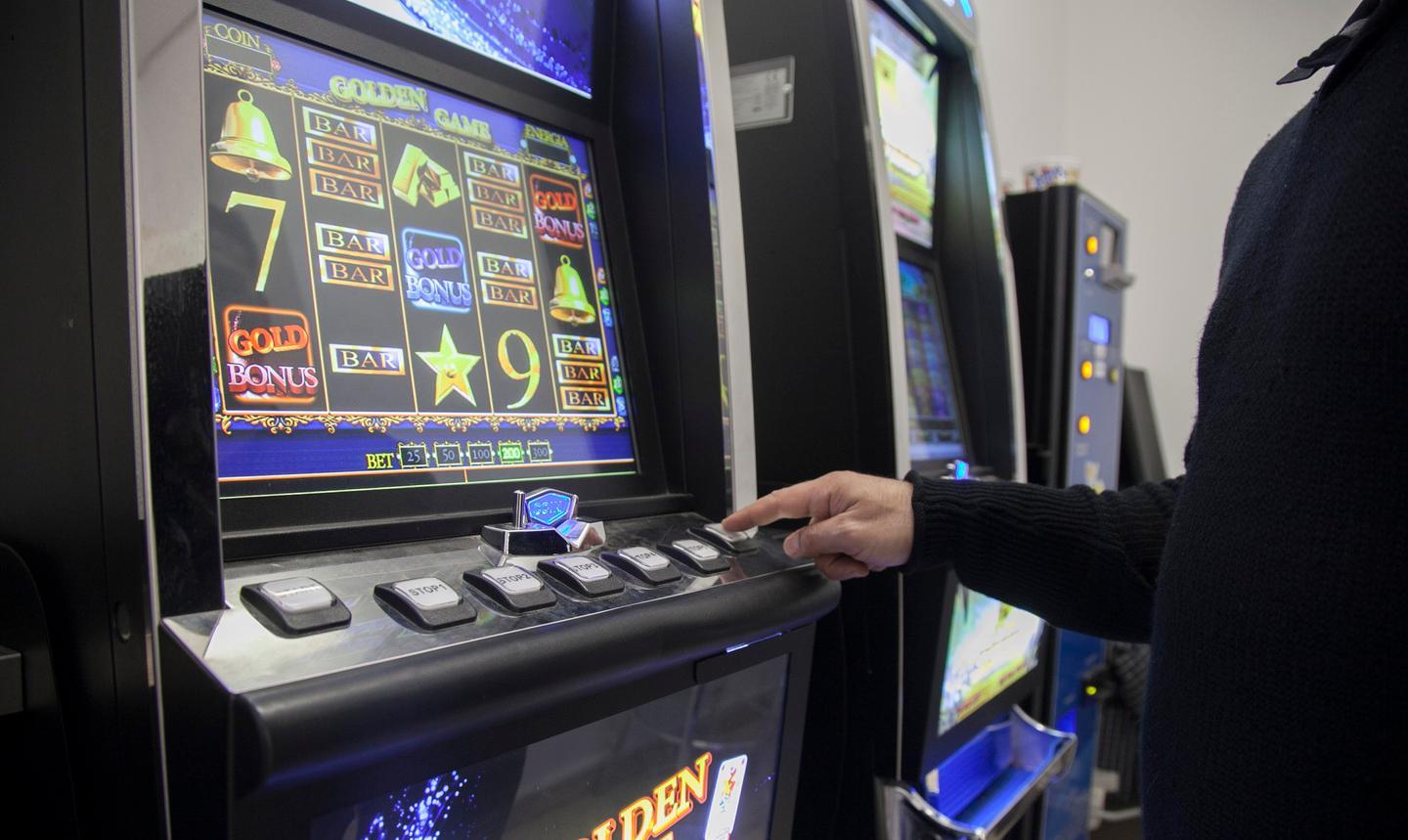 Siniscola, regole del Comune contro slot machine e sale giochi