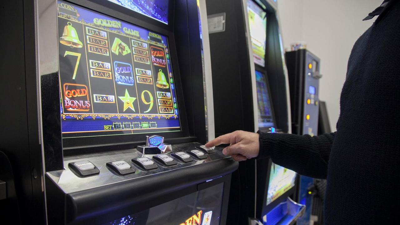 Siniscola, regole del Comune contro slot machine e sale giochi