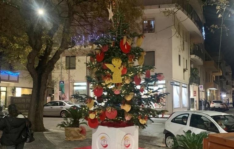 Alghero, alberi di Natale per una città colorata 