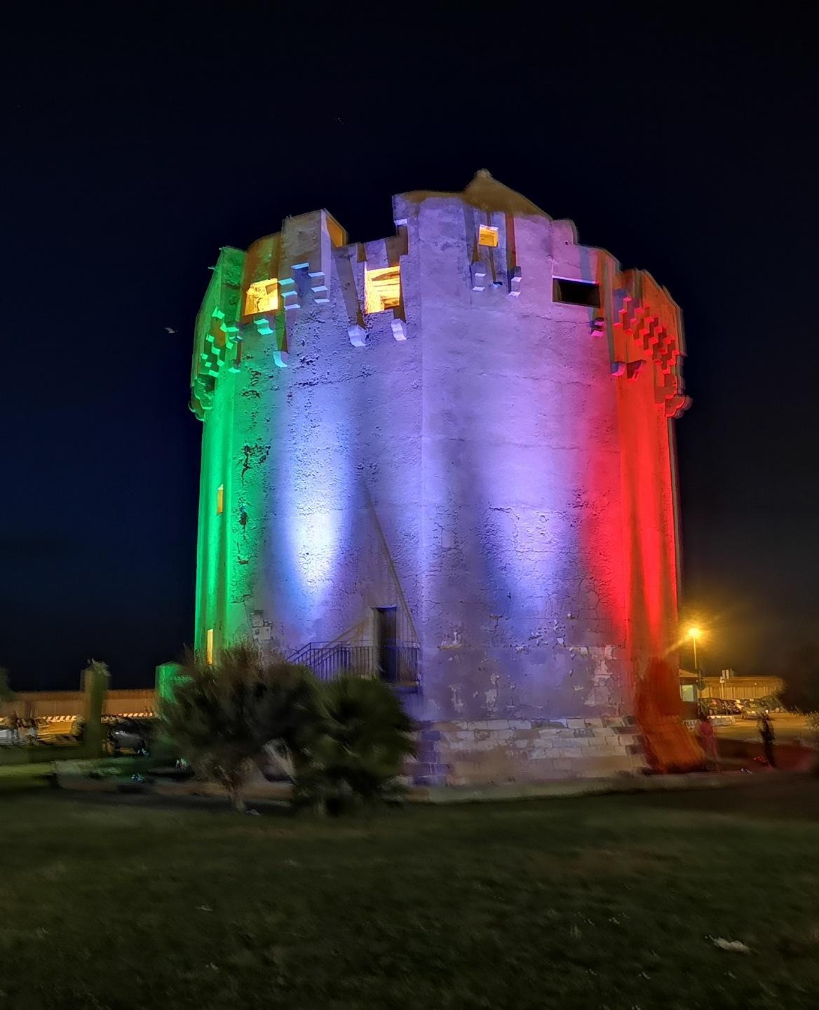 Luci sulla torre aragonese ma il degrado non si ferma 