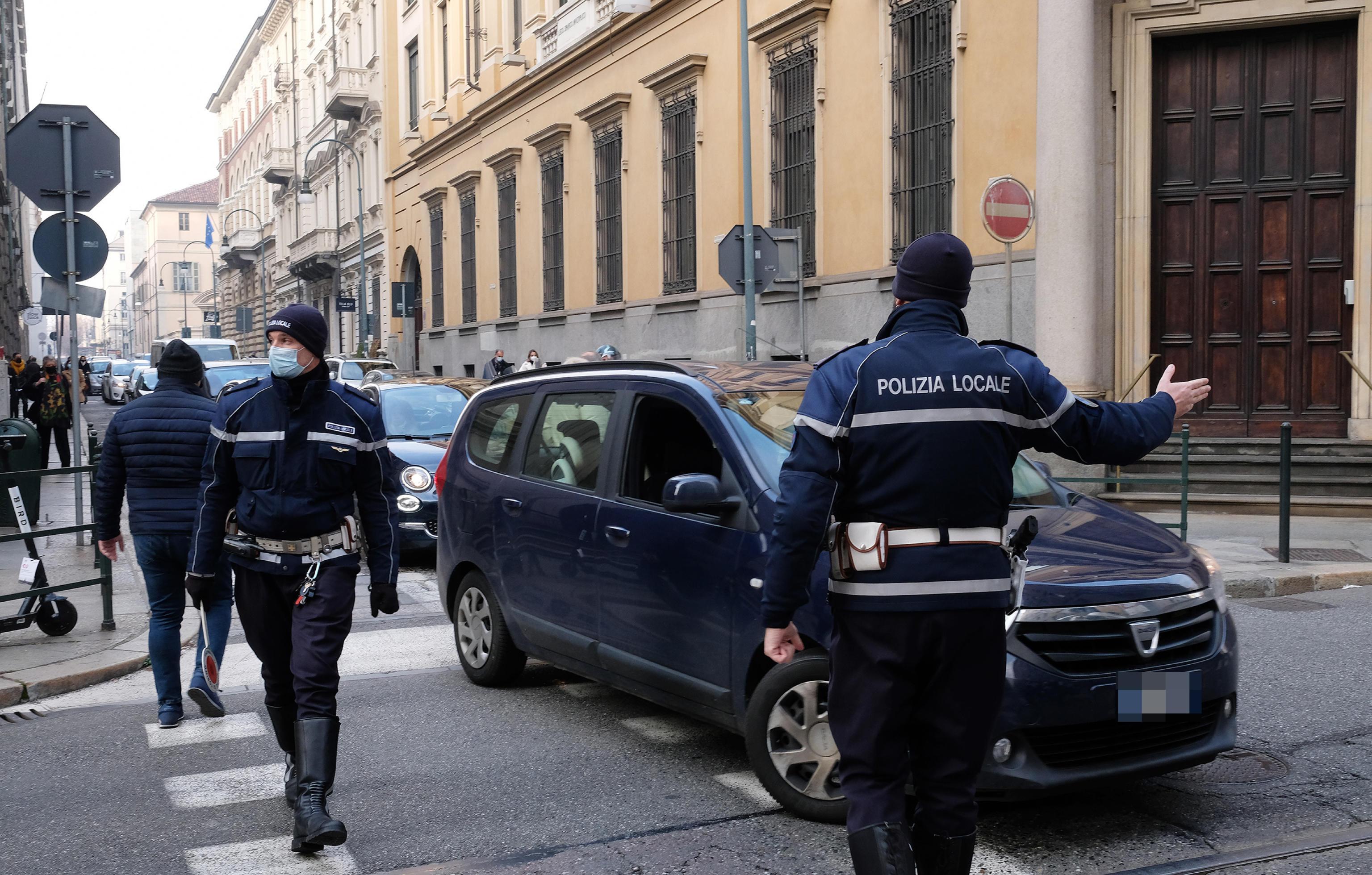 Decreto Natale, spostamenti e visite ad amici e parenti: i buchi nelle norme