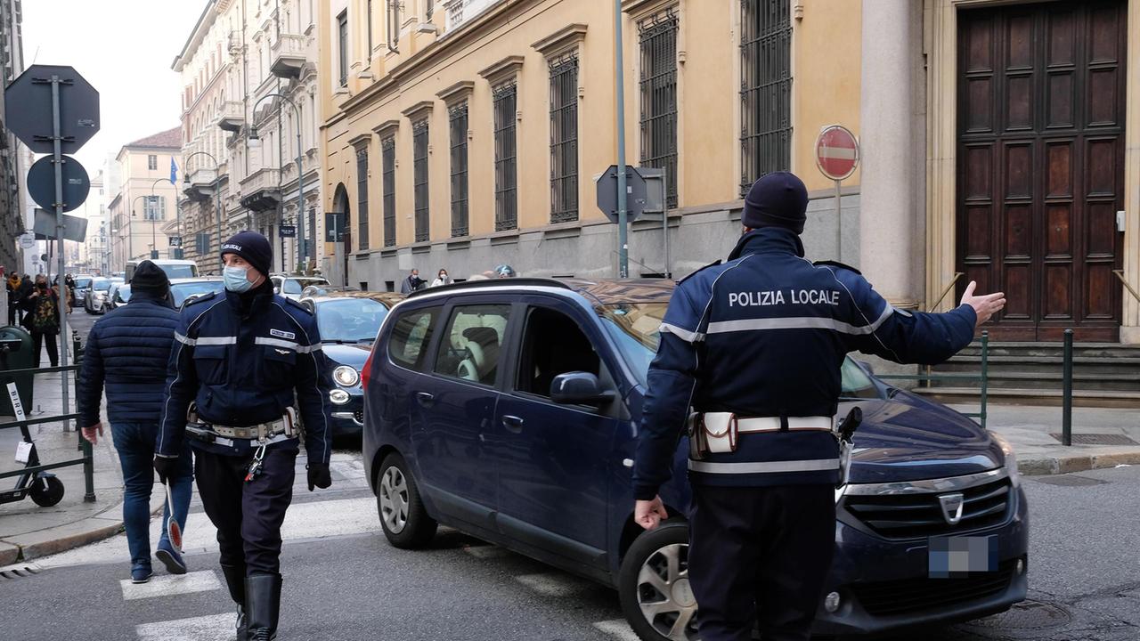Decreto Natale, spostamenti e visite ad amici e parenti: i buchi nelle norme