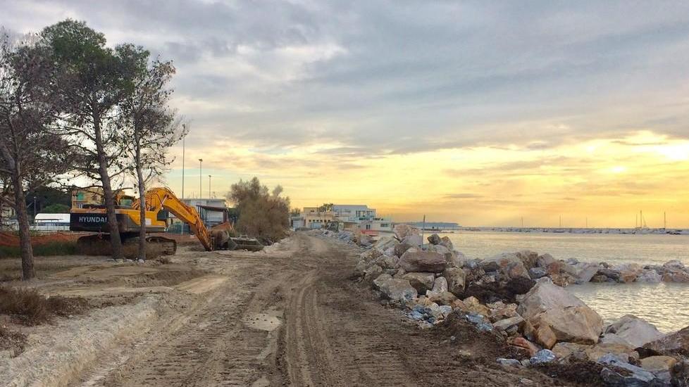 Mezzi al lavoro e, sulla destra, il primo pennello realizzato davanti alla marina di Vada