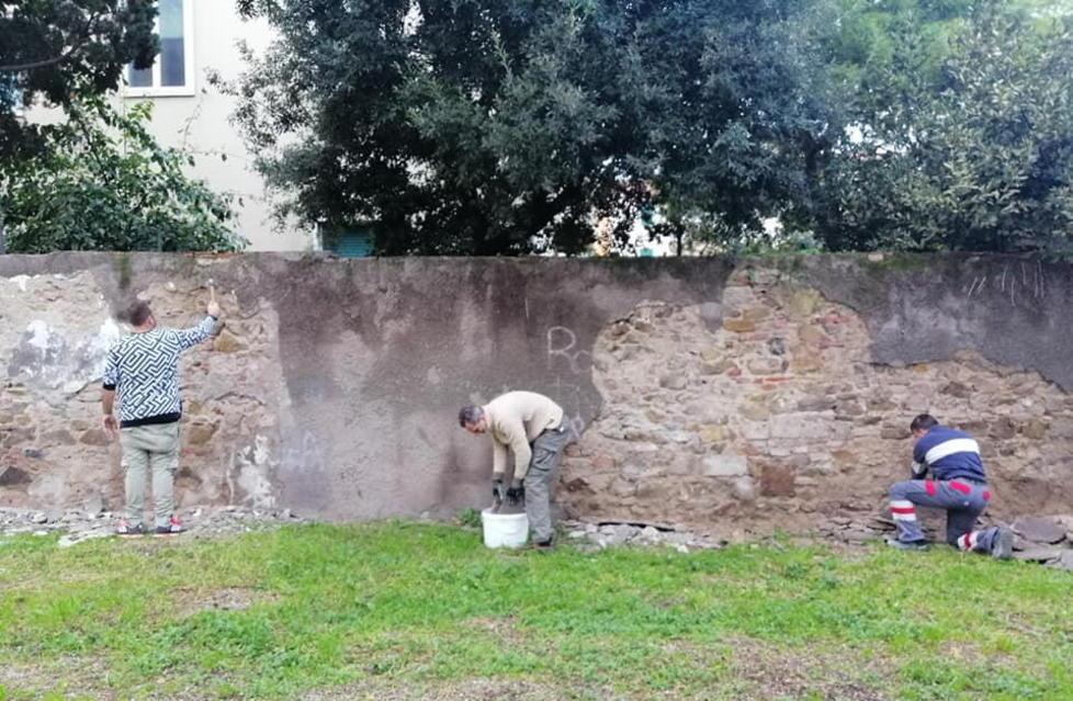 Via Buozzi, il restyling del grande giardino comincia dal muro 