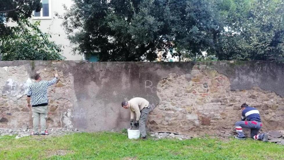 Via Buozzi, il restyling del grande giardino comincia dal muro