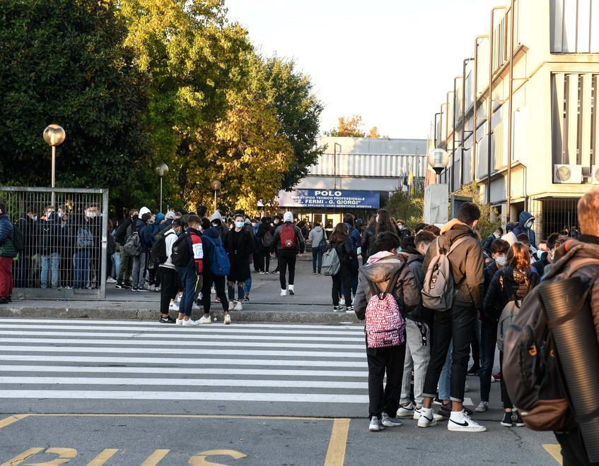 Ritorno in aula fra gioia e incertezza: «Meglio il 50% o la scelta al preside» 