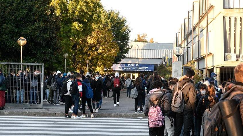 Ritorno in aula fra gioia e incertezza: «Meglio il 50% o la scelta al preside»