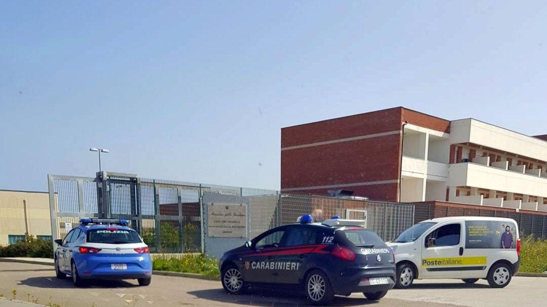 Nella fuga dagli arresti domiciliari a Sassari finisce tra i rovi: in cella