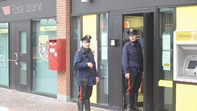 Pistola in pugno rapina centro scommesse e fugge in motorino con novemila euro
