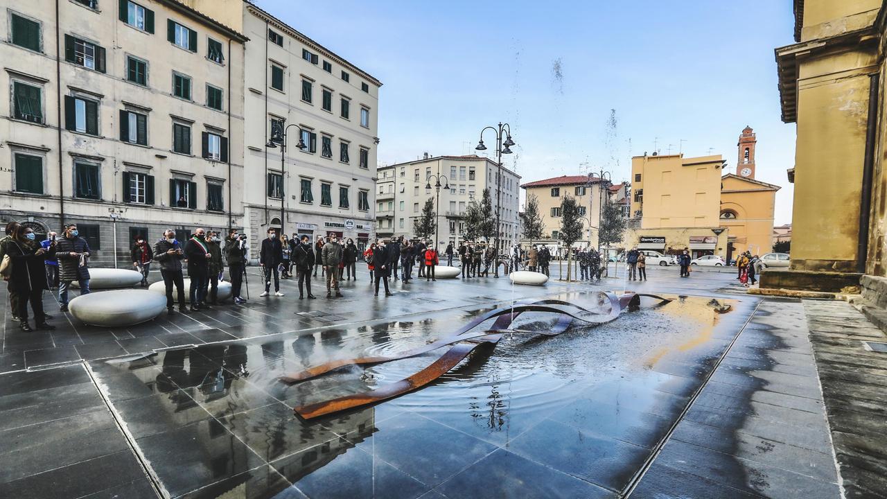 L'inaugurazione della nuova piazza del Cisternone (foto Marzi)