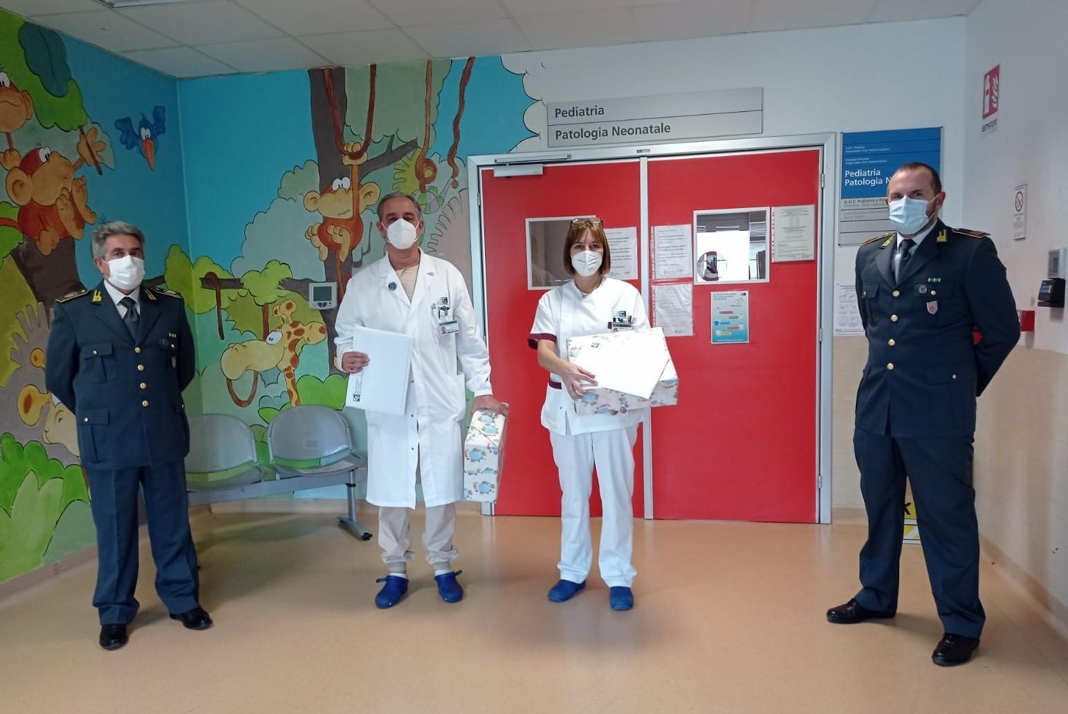 La guardia di finanza con i doni in pediatria