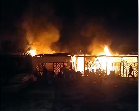 Le fiamme avvolgono completamente il circolo "Zero Uno" di Chiesina Uzzanese