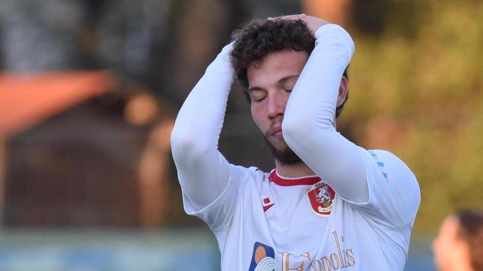 Sette gol, un rigore, emozioni e proteste Al Grifone non riesce l’ultima rimonta