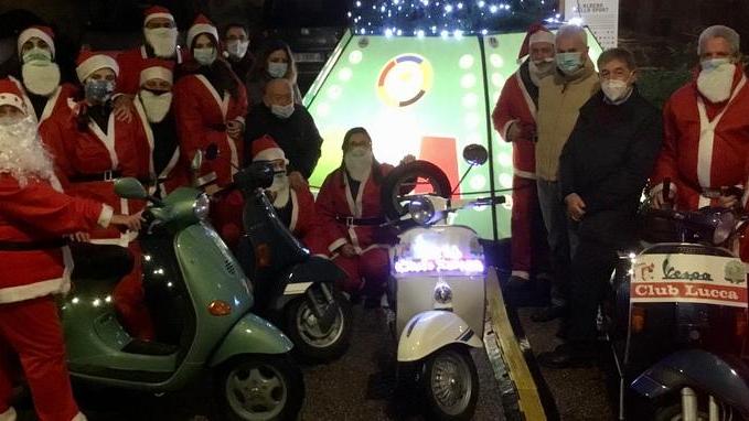 Il Vespa Club davanti all’albero dello sport