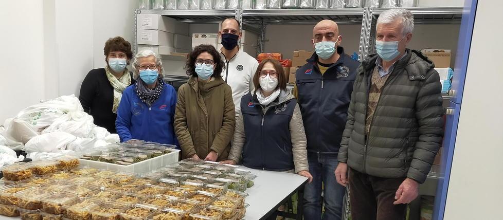 Cento pasti regalati a Raggi di Speranza