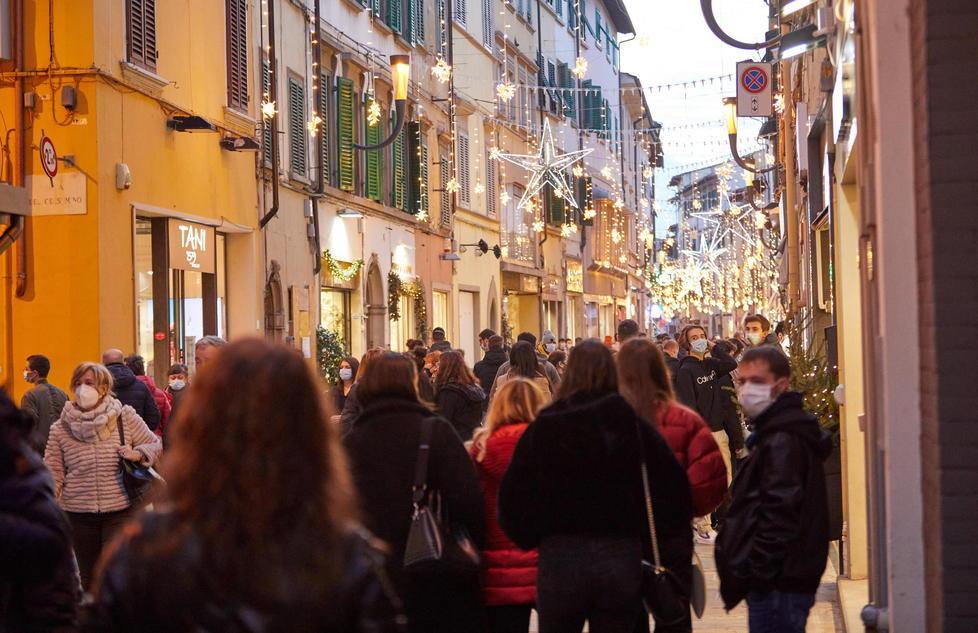In calo sia i contagi che i ricoveri in ospedale 